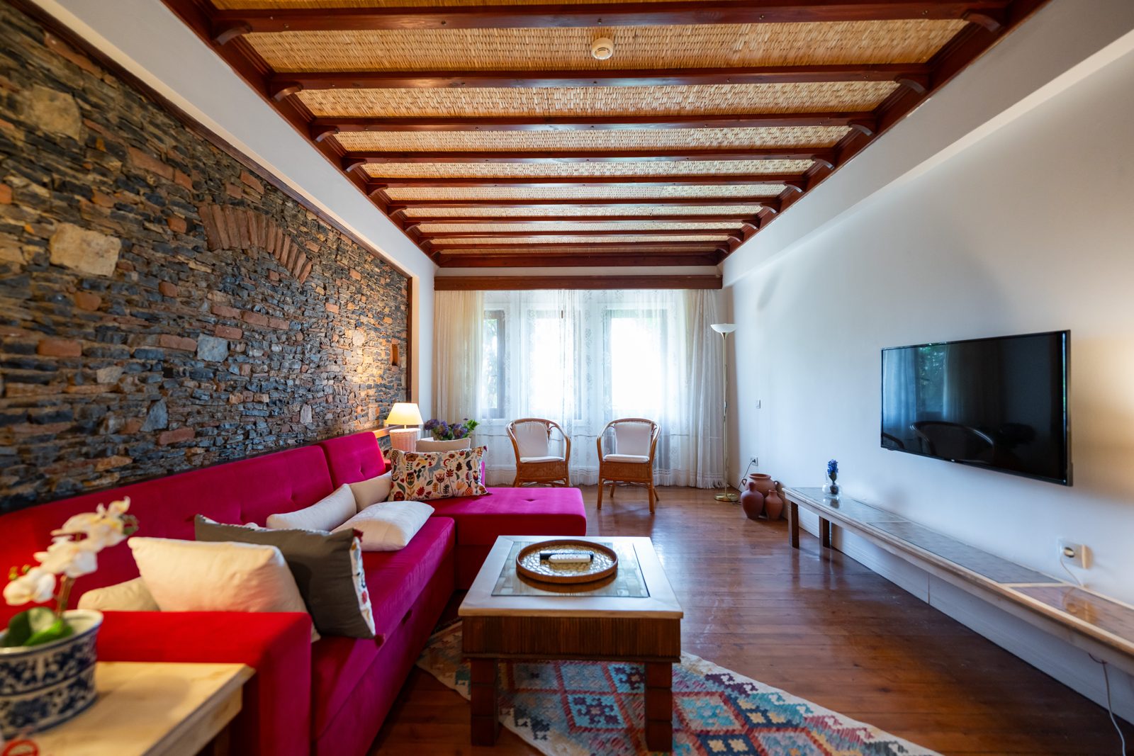 Suite living room in red and stone