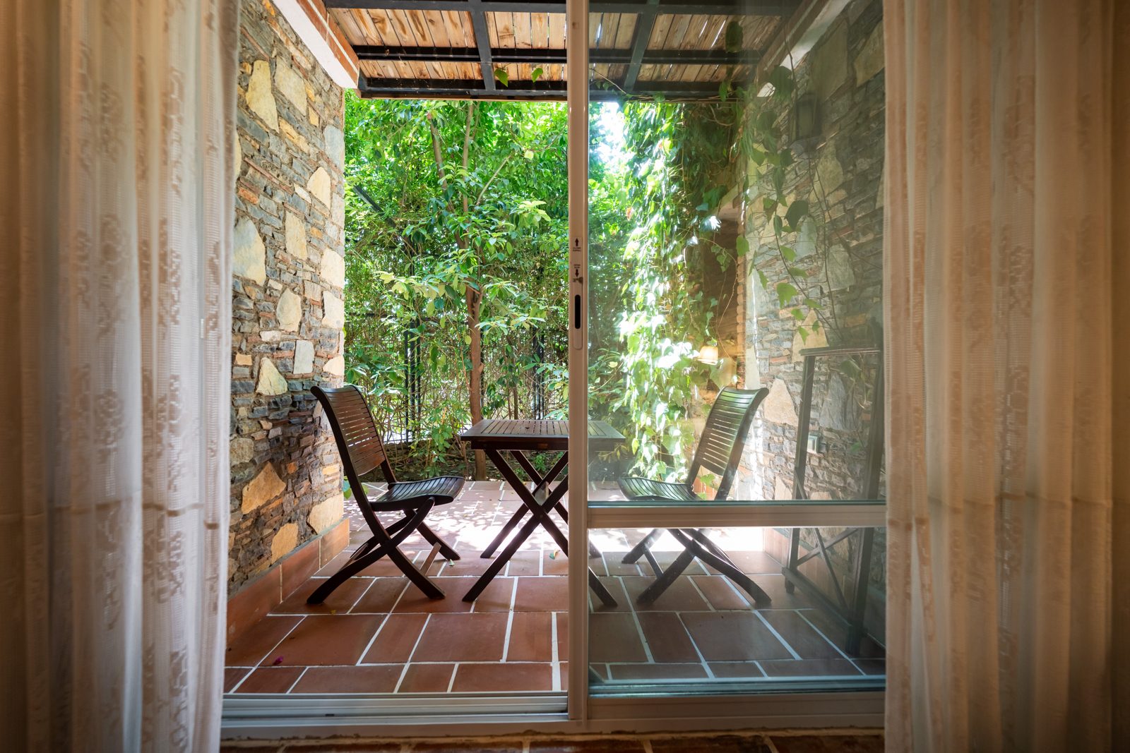 Room terrace under the vines