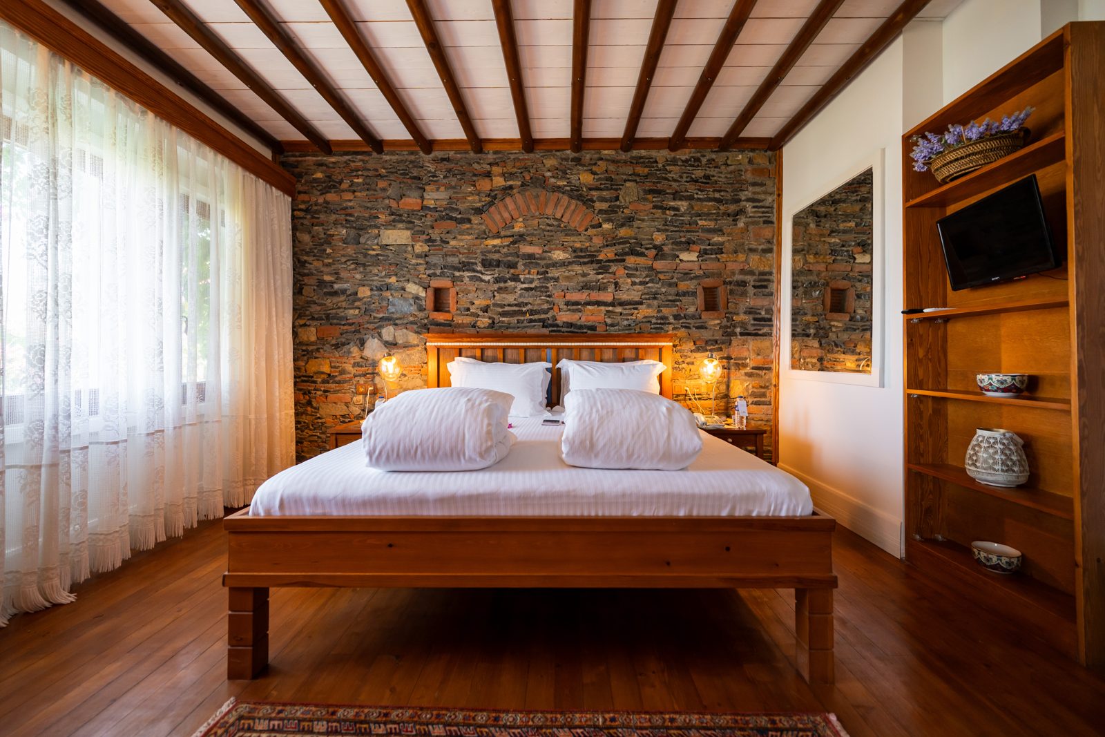 Deluxe suite bedroom with sea view